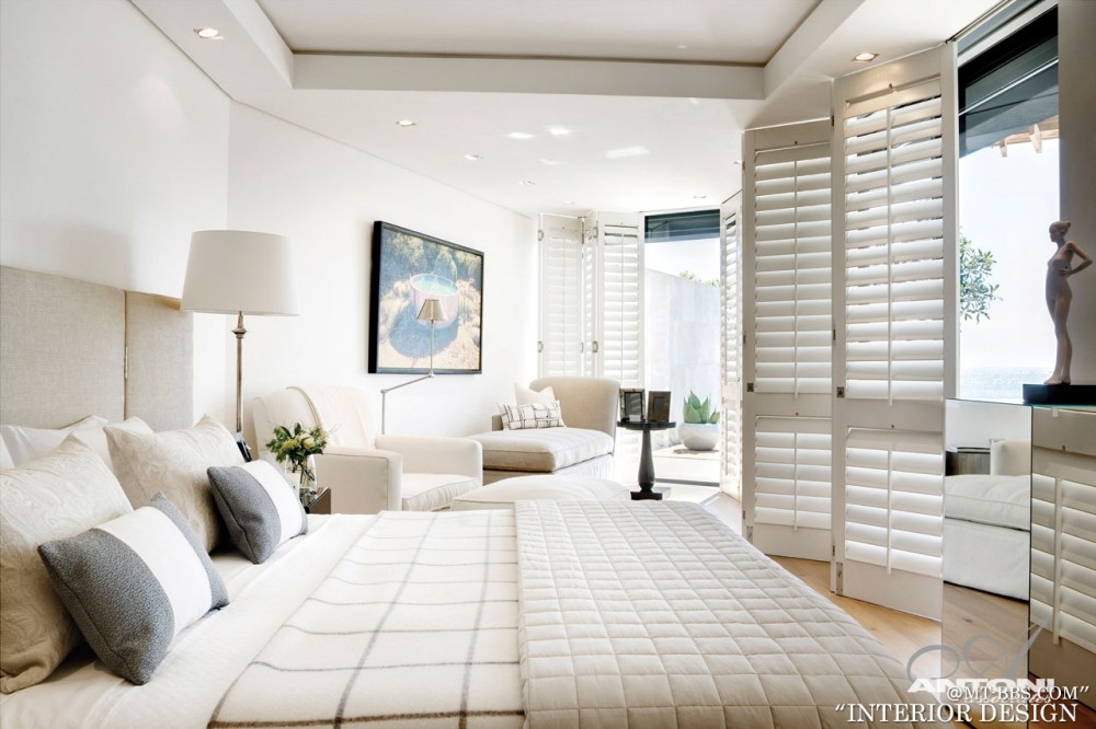 南非开普敦--Clifton Beach(别墅）_Bright-White-Bedroom-Seaside-Home-in-Clifton-Beach-Cape-Town.jpg