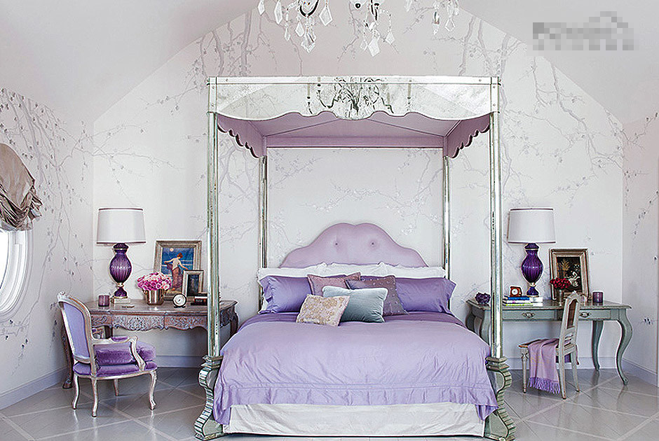 Osbourne夫妻的四根帷柱的床追逐的是中世纪法国设计师Serge Roche的风格。.jpg.jpg