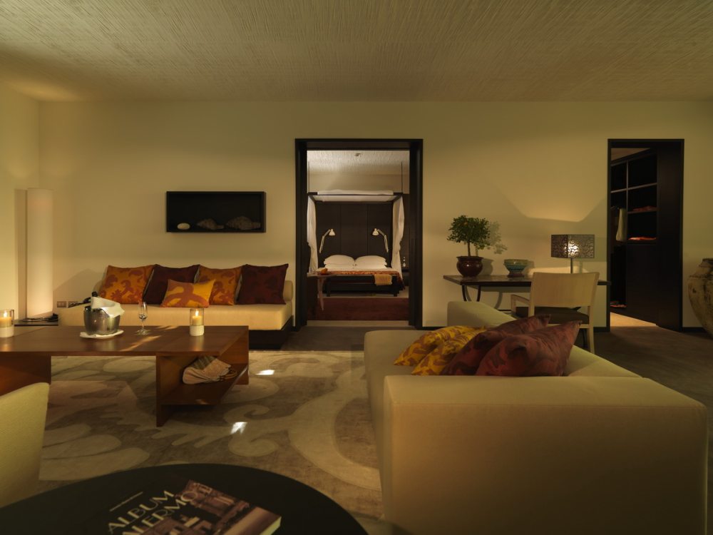 意大利西西里岛Verdura高尔夫度假村 ]Verdura Golf Spa Resort_Verdura-Golf-Spa-Resort-Ambassador-Suite-Lounge-towards-Bedroom-3078_调整大小.jpg