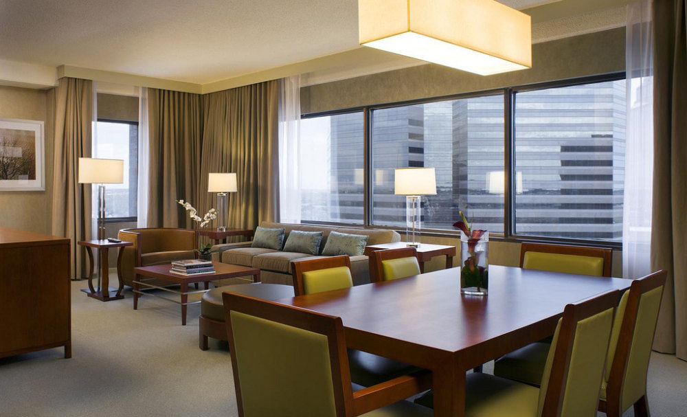 美国芝加哥西北威斯汀酒店Westin Chicago Northwest_4)The Westin Chicago Northwest—One Bedroom Suite 拍攝者.jpg