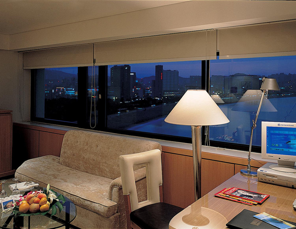 韩国釜山威斯汀朝鲜酒店 The Westin Chosun, Busan_15)The Westin Chosun, Busan—Suite Room (Living Room) 拍攝者.jpg