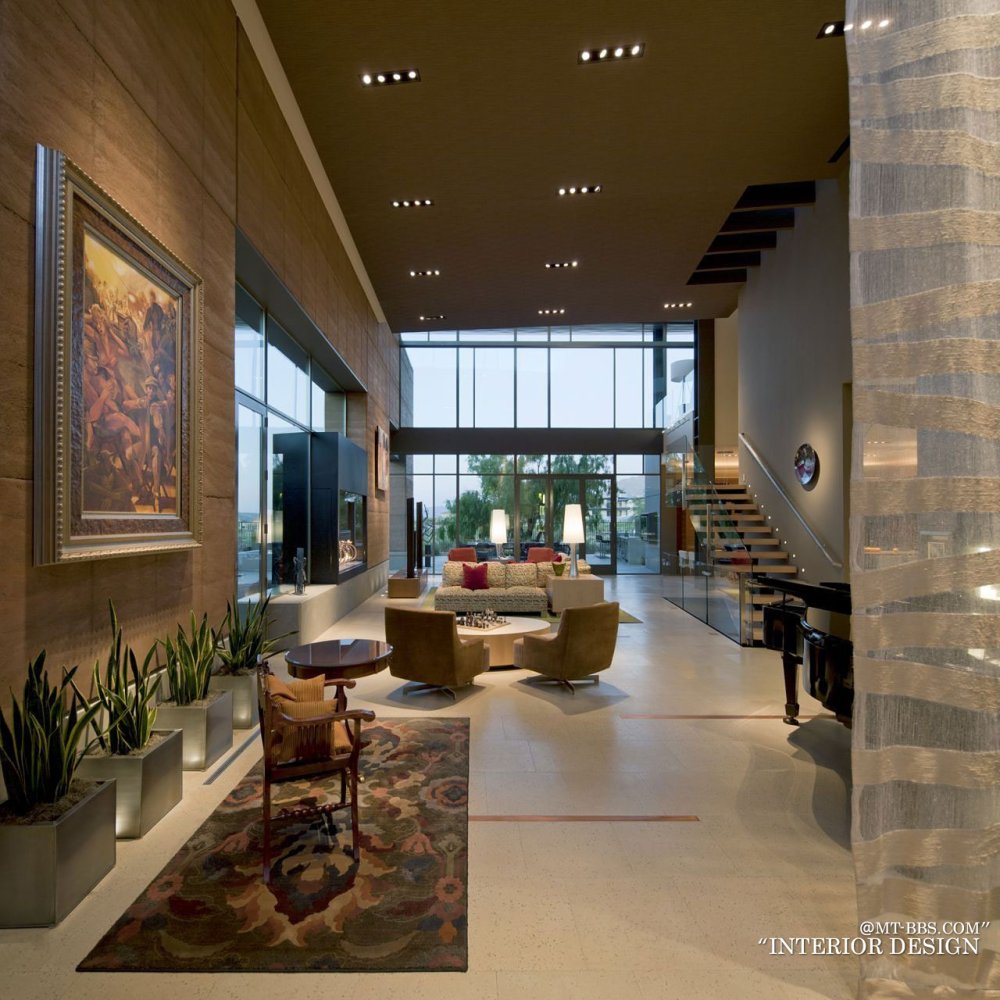 美国内华达州拉斯维加斯--The J2 Residence(别墅）_Living-Room-Rug-Art-High-Ceiling-Massive-Modern-Home-in-Las-Vegas.jpg