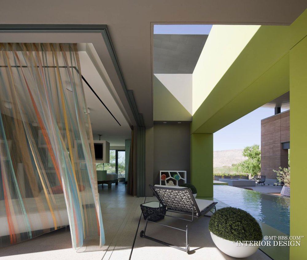 美国内华达州拉斯维加斯--The J2 Residence(别墅）_Living-Space-Swimming-Pool-Massive-Modern-Home-in-Las-Vegas.jpg