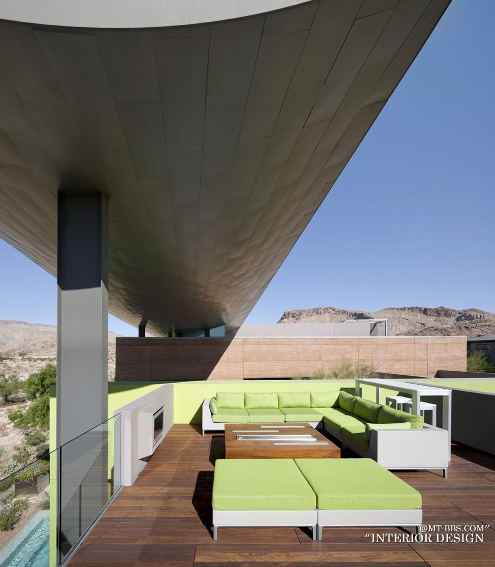 美国内华达州拉斯维加斯--The J2 Residence(别墅）_Roof-Terrace-Green-Furniture-Massive-Modern-Home-in-Las-Vegas.jpg