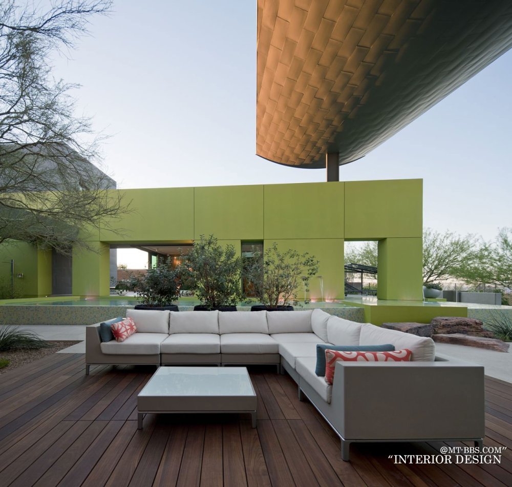 美国内华达州拉斯维加斯--The J2 Residence(别墅）_Terrace-Wooden-Decking-Outdoor-Sofa-Massive-Modern-Home-in-Las-Vegas.jpg