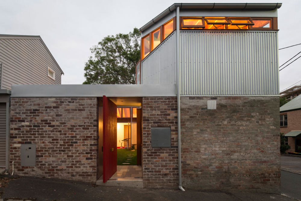 carterwilliamson converts livestock shelter into cowshed house_carter-williamson-architects-cowshed-house-designboom-02.jpg