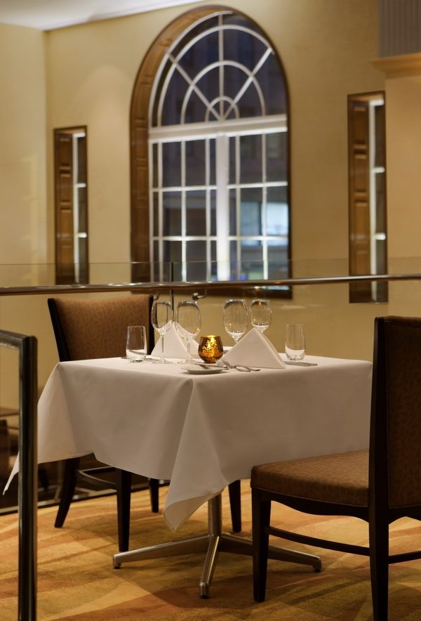 悉尼雷迪森布鲁酒店 Radisson Blu Hotel Sydney(高清版)_48141765-H1-Bistro_Fax_Restaurant_romantic_table.jpg