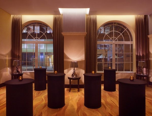 悉尼雷迪森布鲁酒店 Radisson Blu Hotel Sydney(高清版)_48141801-H1-Blu_Room_-_cocktail_set-up.jpg