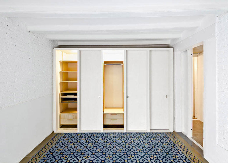 巴塞罗那Carrer Avinyo34公寓_dezeen_apartments-with-beautiful-floor-tiles-in-Barcelona-8.jpg