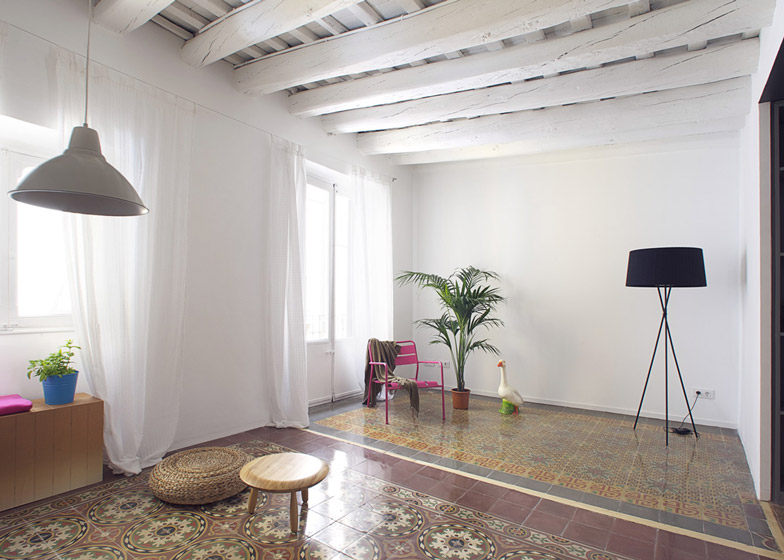 巴塞罗那Carrer Avinyo34公寓_dezeen_apartments-with-beautiful-floor-tiles-in-Barcelona-10.jpg