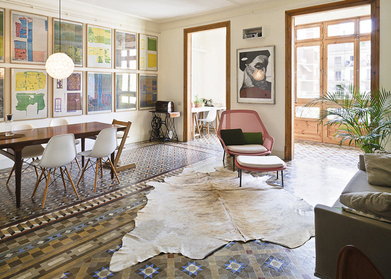 巴塞罗那Carrer Avinyo34公寓_dezeen_apartments-with-beautiful-floor-tiles-in-Barcelona-31.jpg