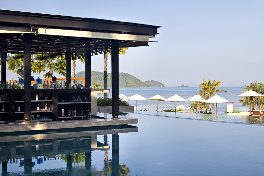普吉岛攀瓦角雷迪森广场度假村 Radisson Plaza Resort Phuket Pa.._44478525-H1-Edge_Poolside_and_Bar.jpg