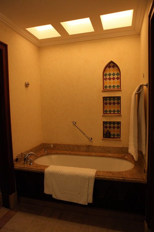 朱美拉运河酒店 （公共空间+客房）实景照片_浴缸边涂料墙.JPG