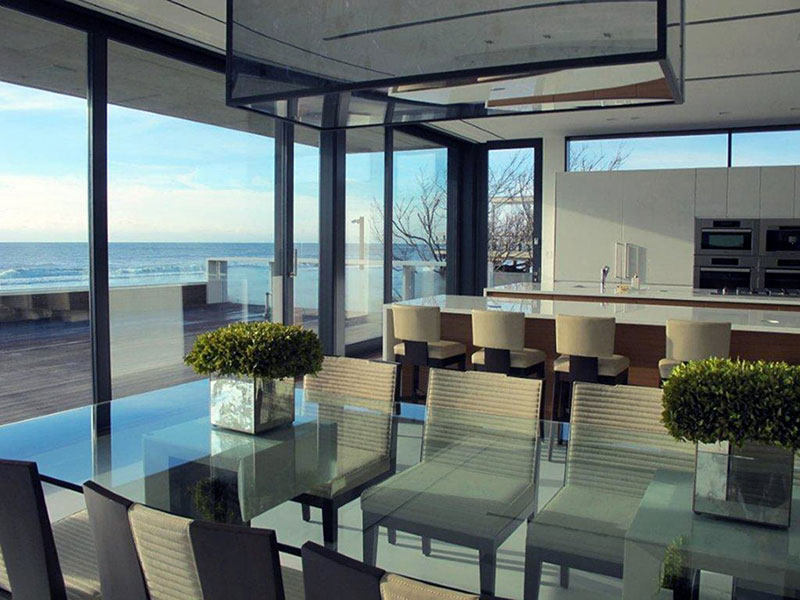 美国纽约长岛--Daniel’s Lane Residence_Patio-Doors-Dining-Table-Oceanfront-Home-on-Long-Island-New-York.jpg