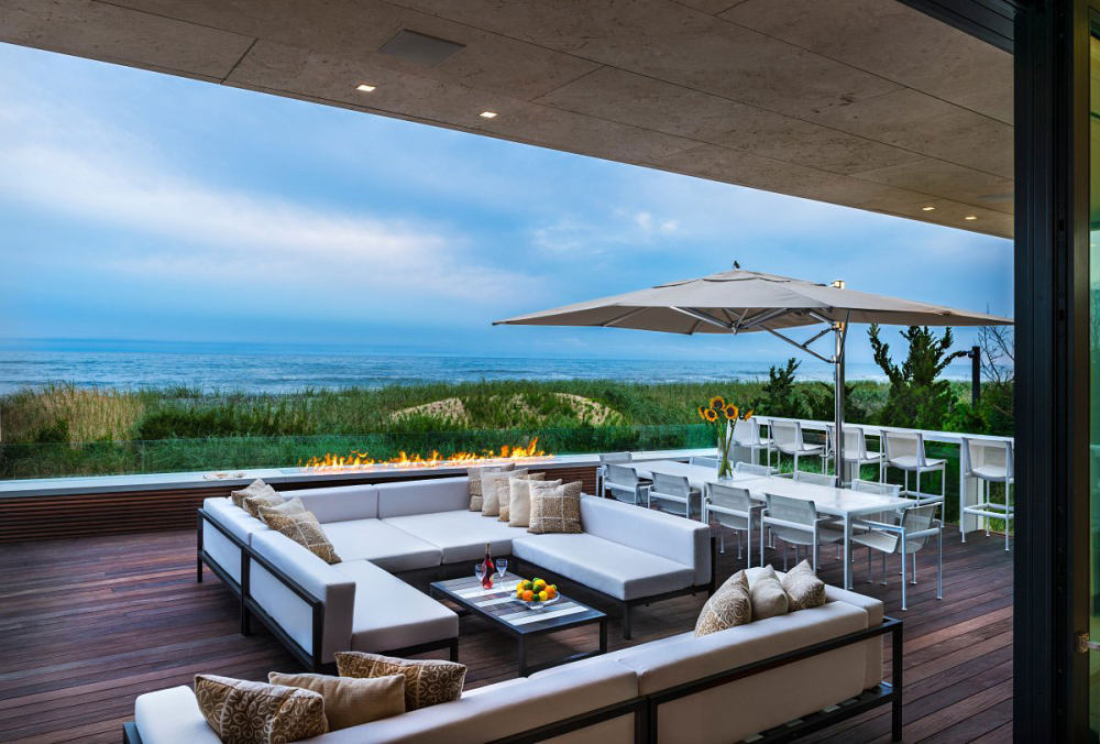 美国纽约长岛--Daniel’s Lane Residence_Outdoor-Living-Space-Fireplace-Ocean-Views-Oceanfront-Home-on-Long-Island-New-York.jpg