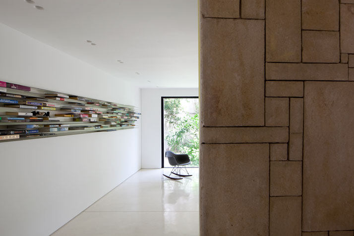 以色列别墅Renovation Of A Dov Carmi Urban Villa In Tel Aviv_Pitsou-Kedem-Architects-urban-villa-tel-aviv-yatzer-6.jpg