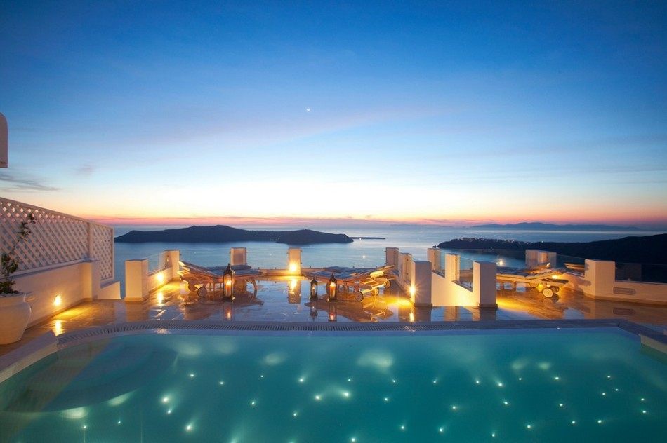 圣托里尼 阿卡维斯塔酒店 Aqua Vista Hotels, Santorini_above-blue-swimming-pool-950x632.jpg