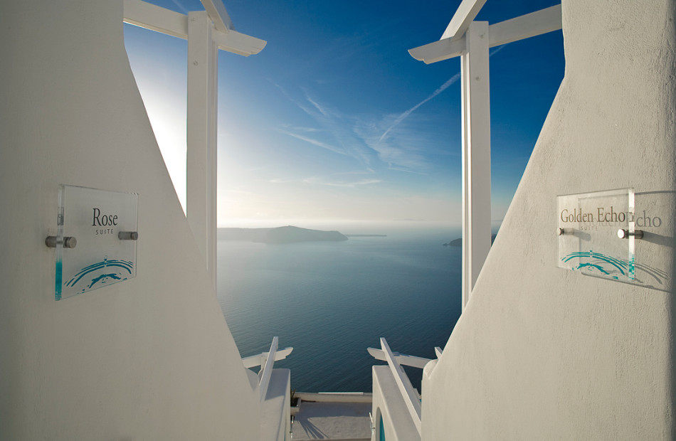 圣托里尼 阿卡维斯塔酒店 Aqua Vista Hotels, Santorini_above-blue-entrance-950x620.jpg
