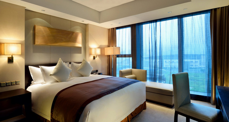 宁波逸东豪生大酒店 Howard Johnson IFC Plaza Ningbo_Executive Suite Bedroom 行政套房卧室.jpg