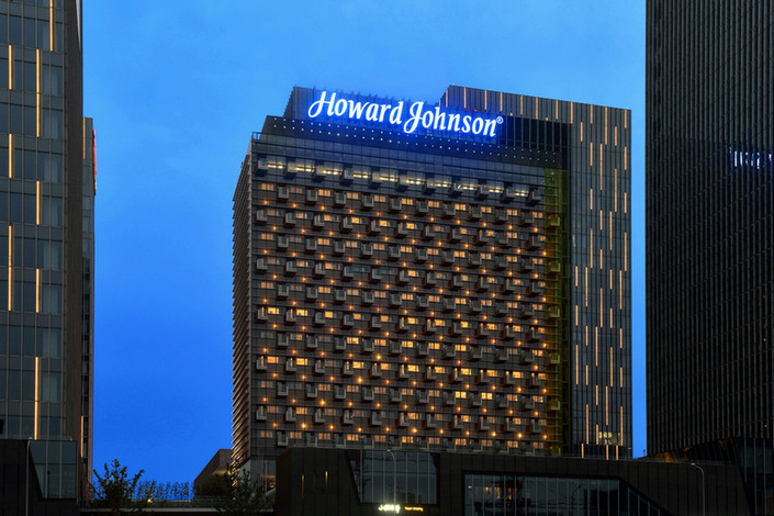 宁波逸东豪生大酒店 Howard Johnson IFC Plaza Ningbo_Hotel Exterior - Night 酒店外观夜景.jpg