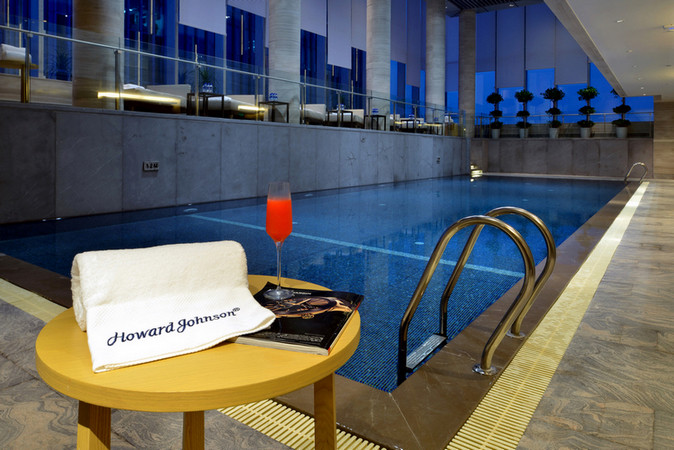宁波逸东豪生大酒店 Howard Johnson IFC Plaza Ningbo_Swimming Pool 游泳池.jpg