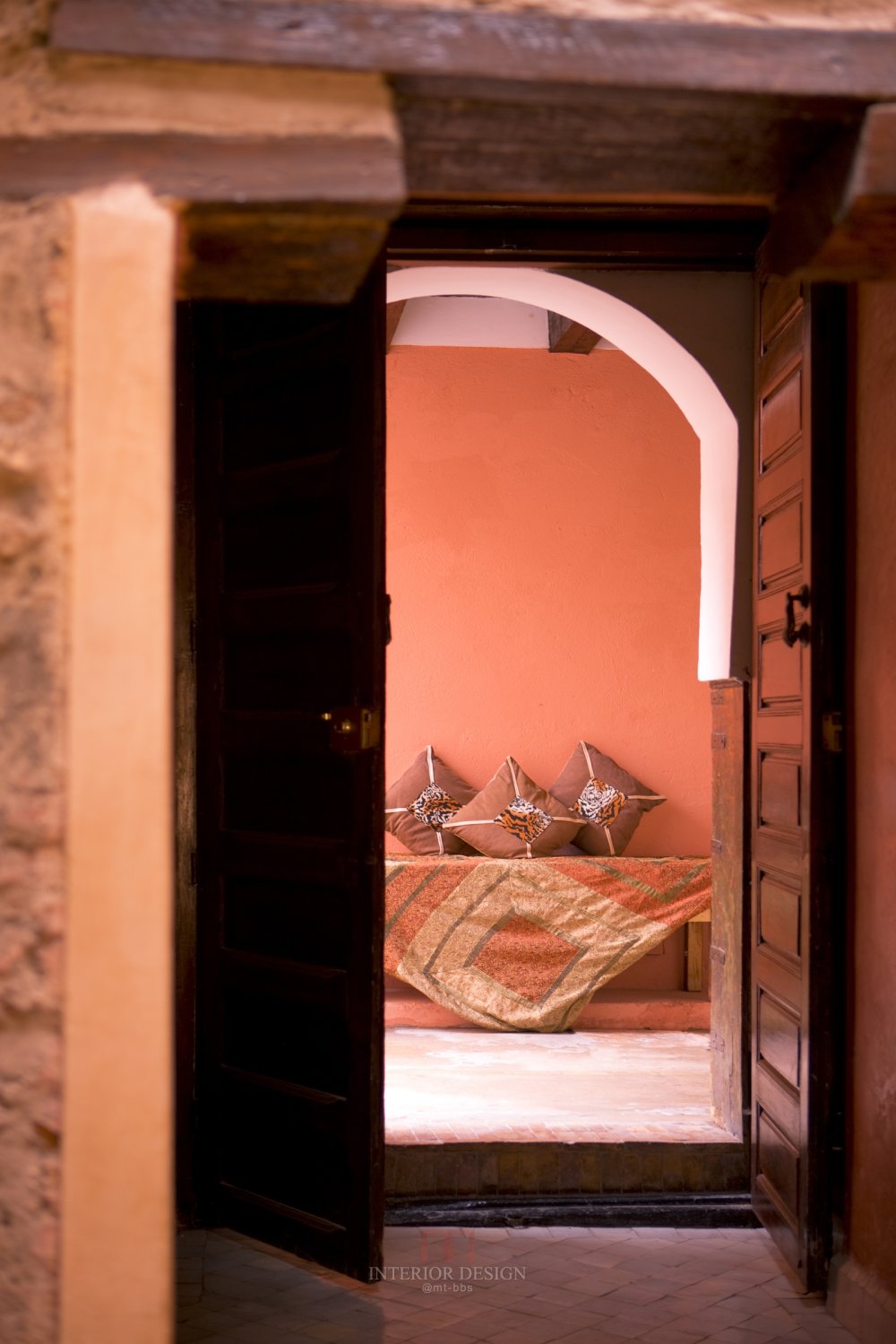 摩洛哥马拉喀什悦椿度假酒店 Angsana Riads Collection Morocco(HD版)_27798136-H1-ANMK_GuestRoom_RiadSiSaid_Doorway IG0802.jpg