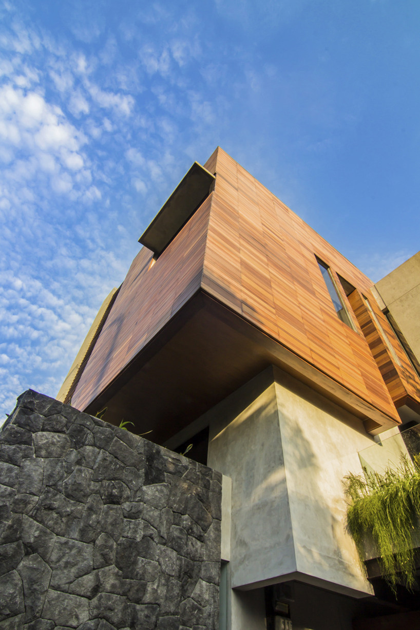 51638cceb3fc4b2ba70002db_lumber-shaped-box-house-atelier-riri_ar_01.jpg