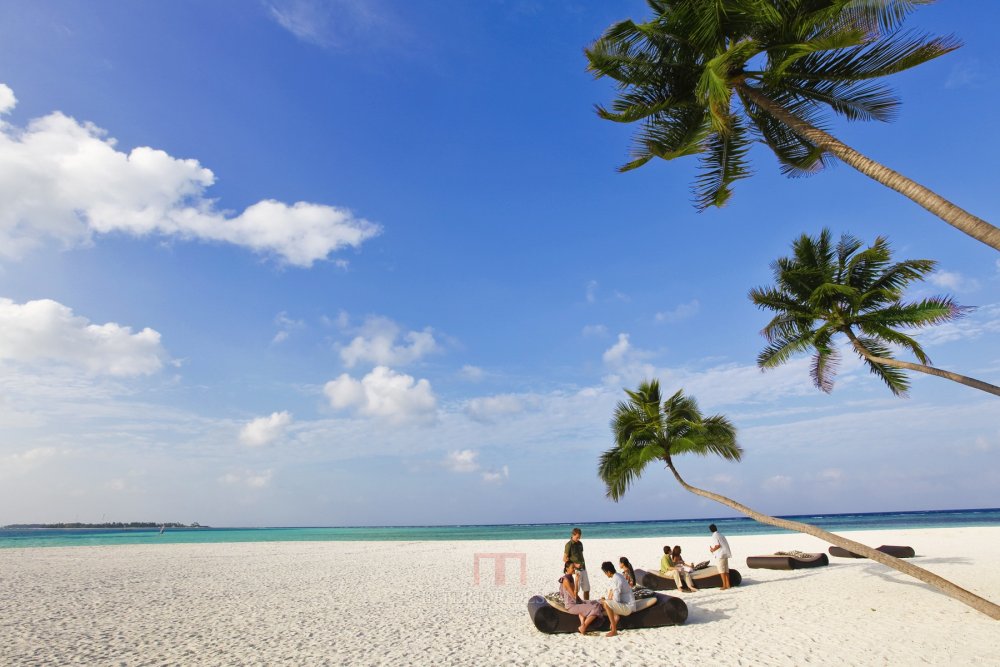 马尔代夫微拉瓦鲁悦椿度假村 Angsana Velavaru Maldives_27798715-H1-ANMVVE_FH_0109_Cocktailatthebeach.jpg