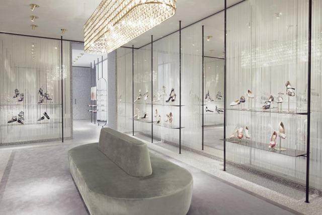 Valentino New Store Concept  Retail Design_valentino-new-store-concept-retail-design-L-B8BB3_.jpg