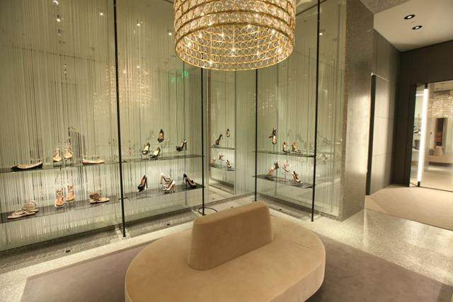 Valentino New Store Concept  Retail Design_valentino-new-store-concept-retail-design-L-Qo3Kik.jpg