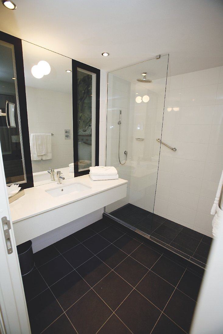 英国东米德兰雷丽笙酒店 Radisson Blu East Midlands_42795955-H1-Bathroom_01_EMAZQ.jpg