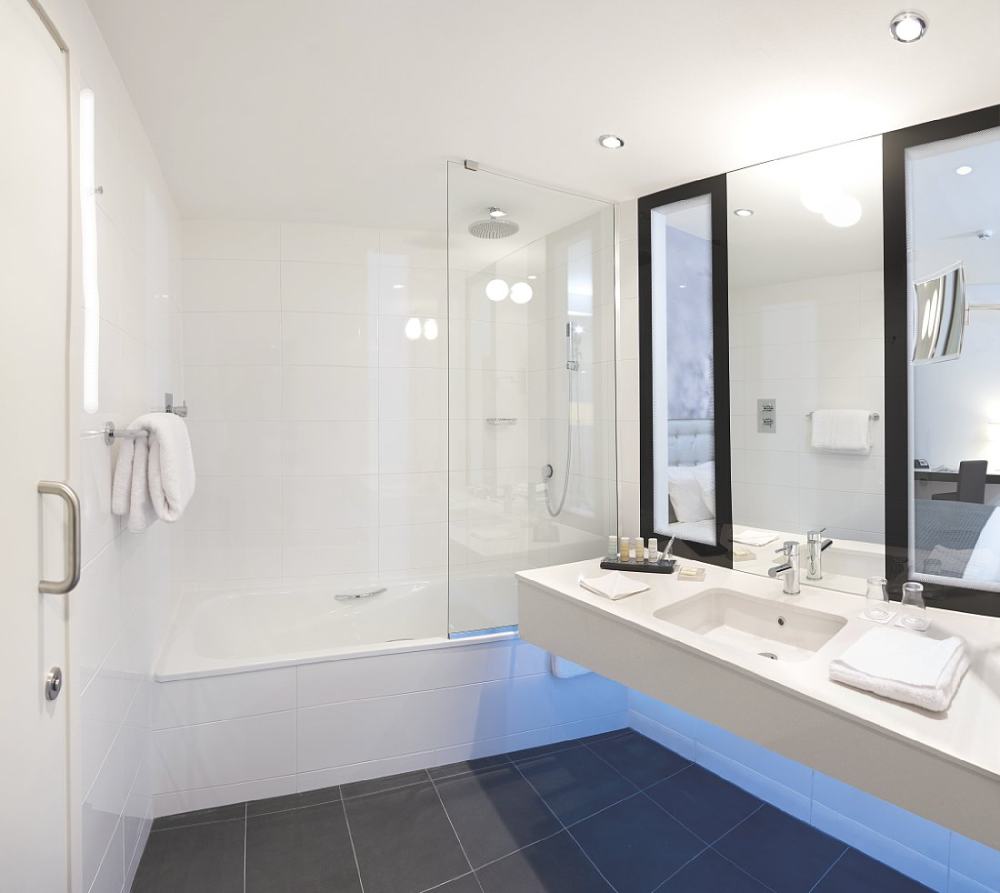 英国东米德兰雷丽笙酒店 Radisson Blu East Midlands_42795982-H1-Bathroom_03_EMAZQ.jpg