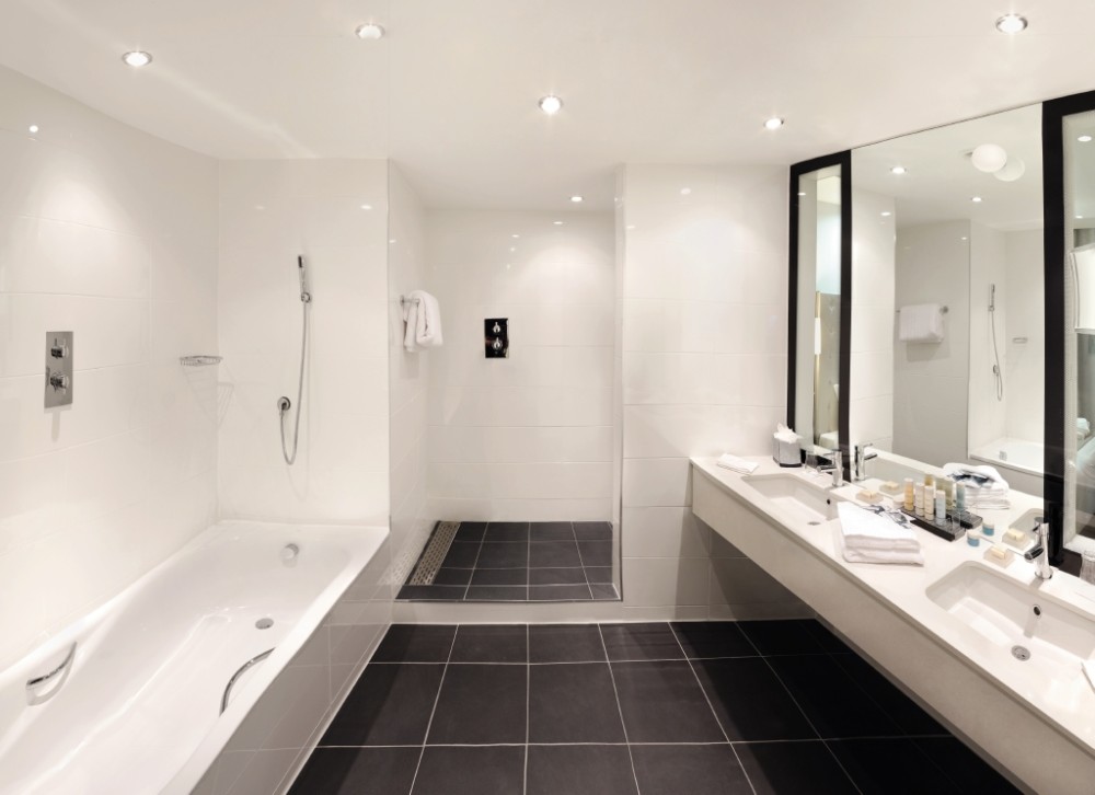 英国东米德兰雷丽笙酒店 Radisson Blu East Midlands_47816158-H1-Bathroom_02_EMAZQ.jpg