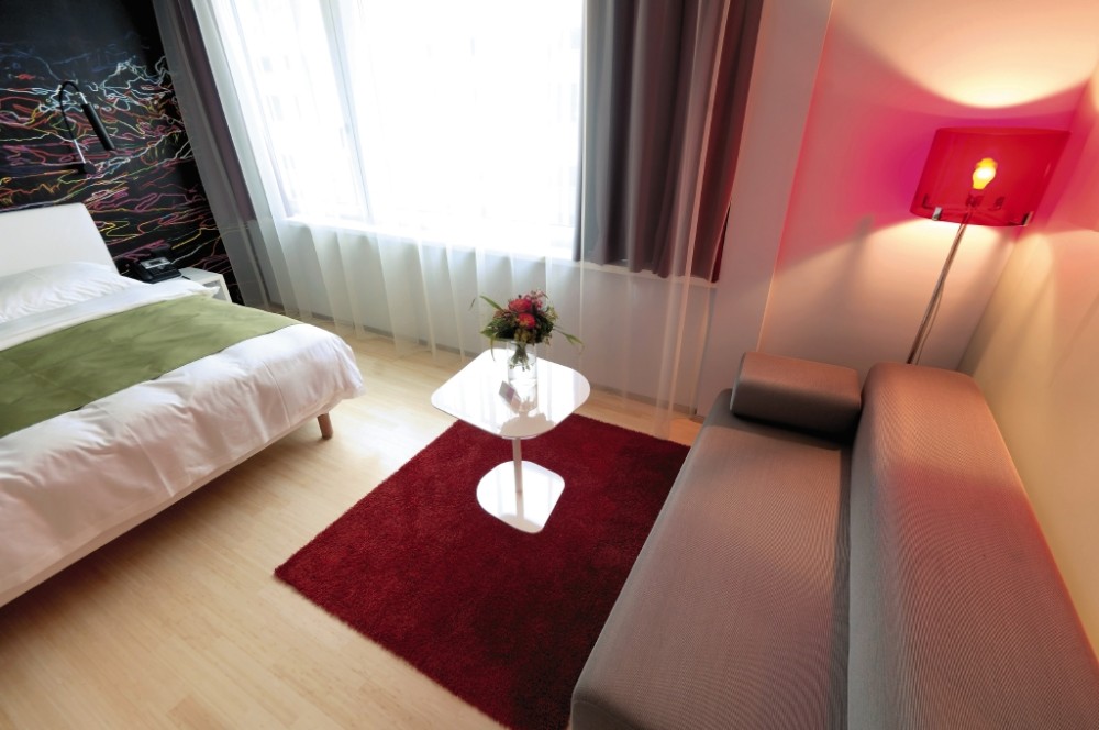 瑞士卢塞恩丽笙酒店 Radisson Blu Hotel, Lucerne_48303388-H1-Room_Lifestyle_01_QLJZH.jpg