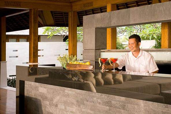 巴厘岛度假酒店_bartender preparing drinks.jpg