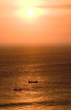 巴厘岛度假酒店_fishing boats at sunset.jpg