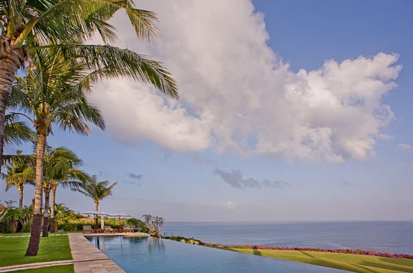 巴厘岛度假酒店_pool view from the bale.jpg