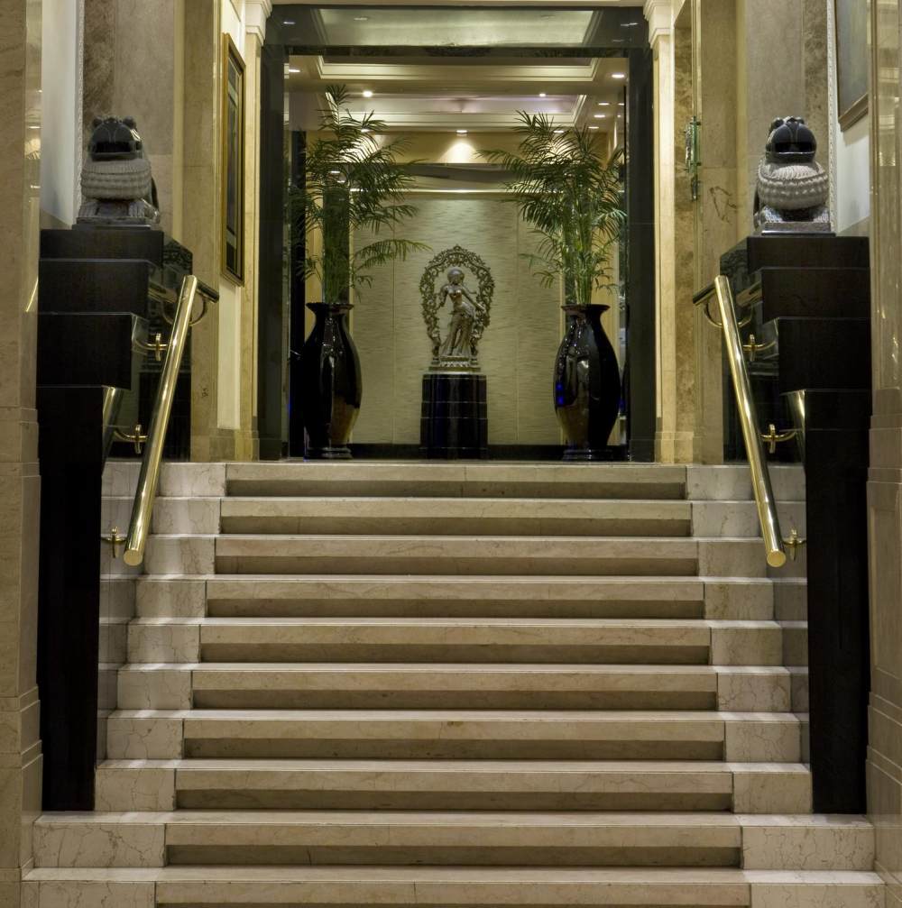 Le Meridien Pune, Pune, India_15)Le Meridien Pune—Stairway to Restaurants 拍攝者.jpg