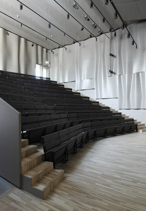 萨尔杜斯音乐和艺术学校_dezeen_Saldus-Music-and-Art-school-by-Made_17.jpg