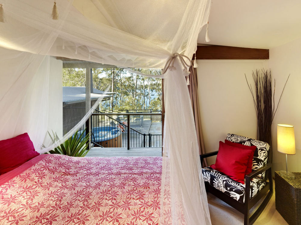 澳大利亚悉尼--Treetops Holiday Home(树顶度假别墅)_Bedroom-Balcony-Treetops-in-Sydney-Australia.jpg