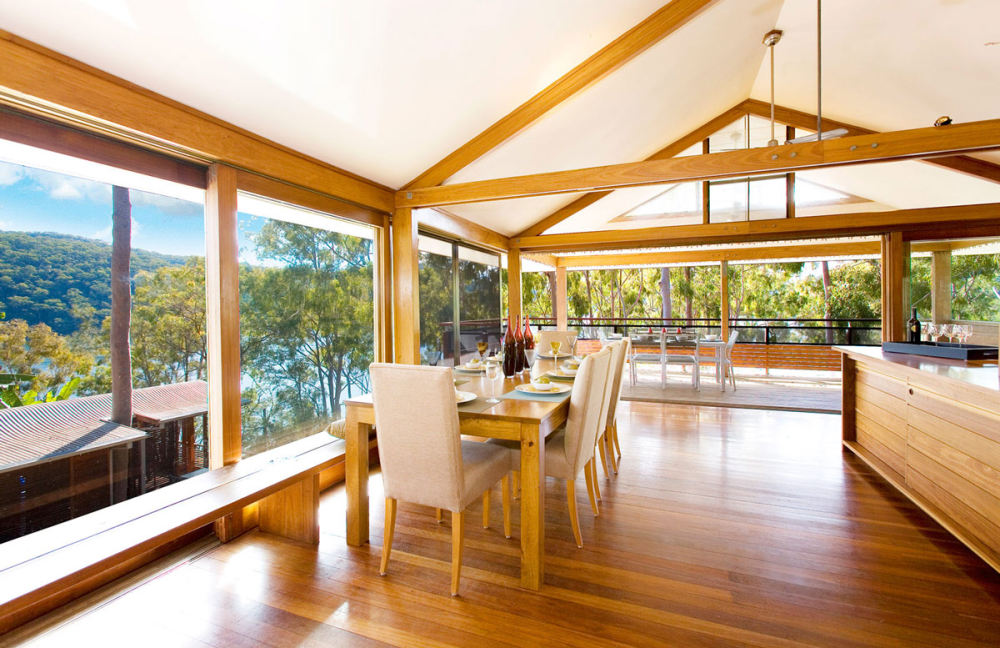 澳大利亚悉尼--Treetops Holiday Home(树顶度假别墅)_Dining-Table-Glass-Walls-Views-Treetops-in-Sydney-Australia.jpg