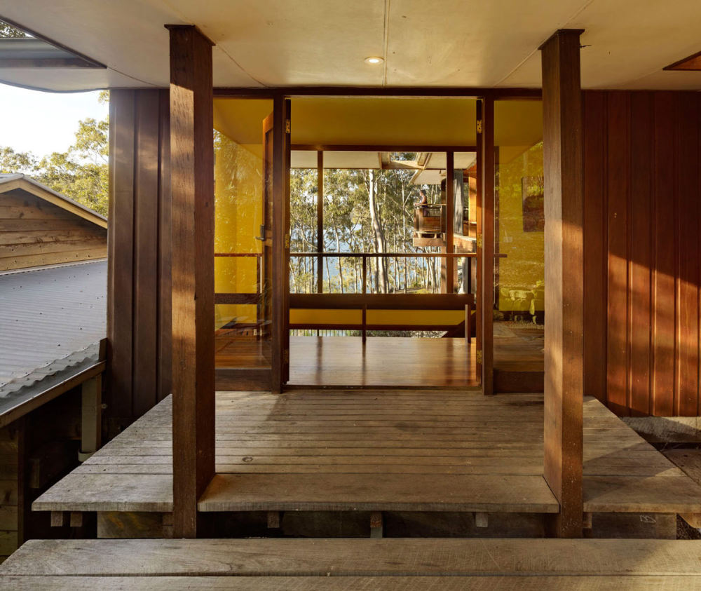 澳大利亚悉尼--Treetops Holiday Home(树顶度假别墅)_Entrance-Glass-Wood-Treetops-in-Sydney-Australia.jpg