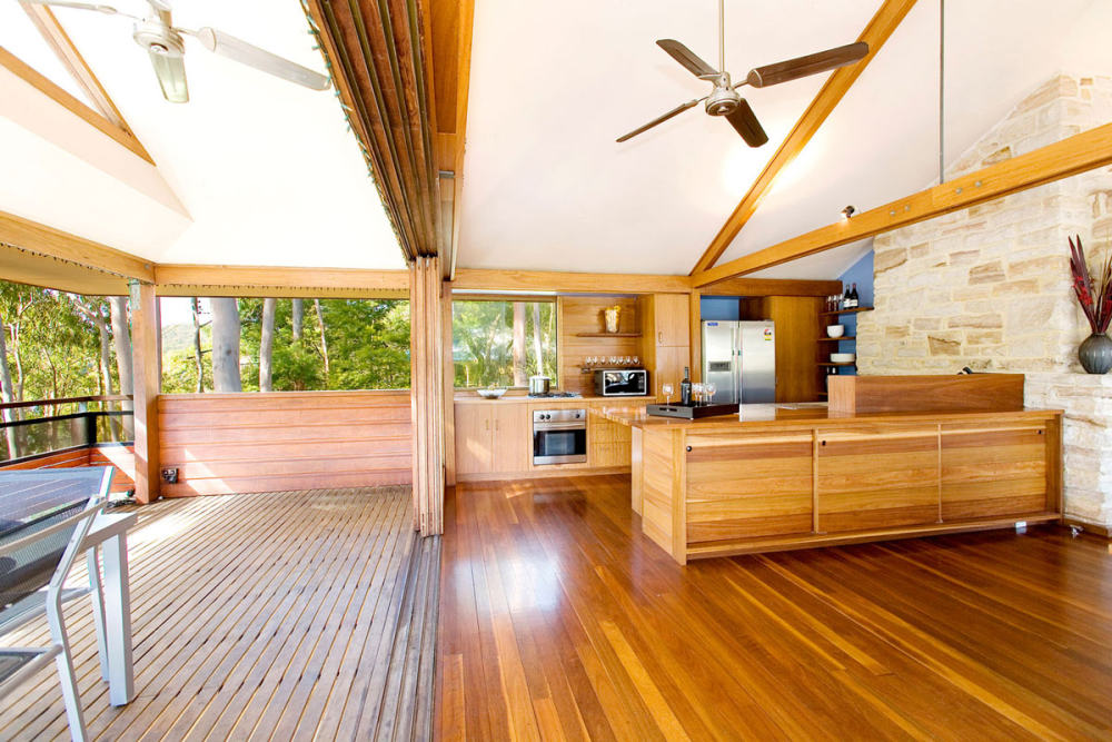 澳大利亚悉尼--Treetops Holiday Home(树顶度假别墅)_Kitchen-Balcony-Treetops-in-Sydney-Australia.jpg