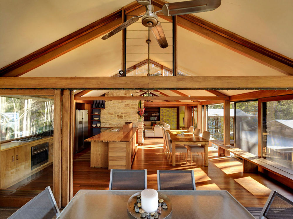 澳大利亚悉尼--Treetops Holiday Home(树顶度假别墅)_Open-Plan-Dining-Kitchen-Living-Treetops-in-Sydney-Australia.jpg