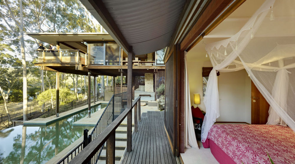 澳大利亚悉尼--Treetops Holiday Home(树顶度假别墅)_Wooden-Balcony-Pool-View-Treetops-in-Sydney-Australia.jpg