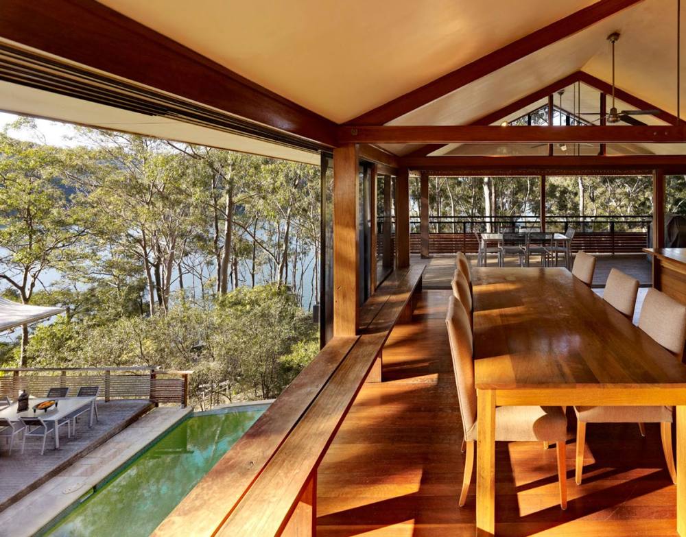 澳大利亚悉尼--Treetops Holiday Home(树顶度假别墅)_Wooden-Dining-Table-Treetops-in-Sydney-Australia.jpg