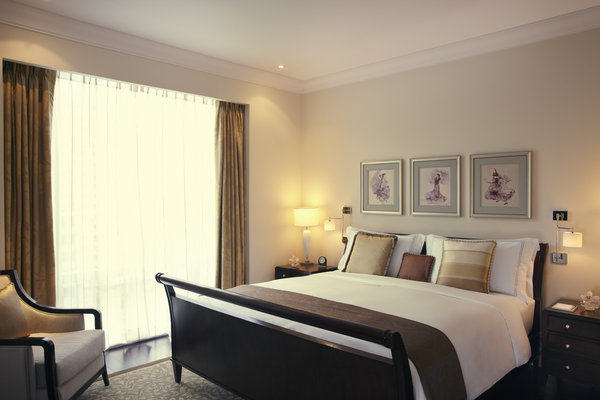 麦卡蒂莱佛士酒店 (Raffles Makati Hotel)_Low_RMN_52570703_Executive_Suite_Bedroom.jpg