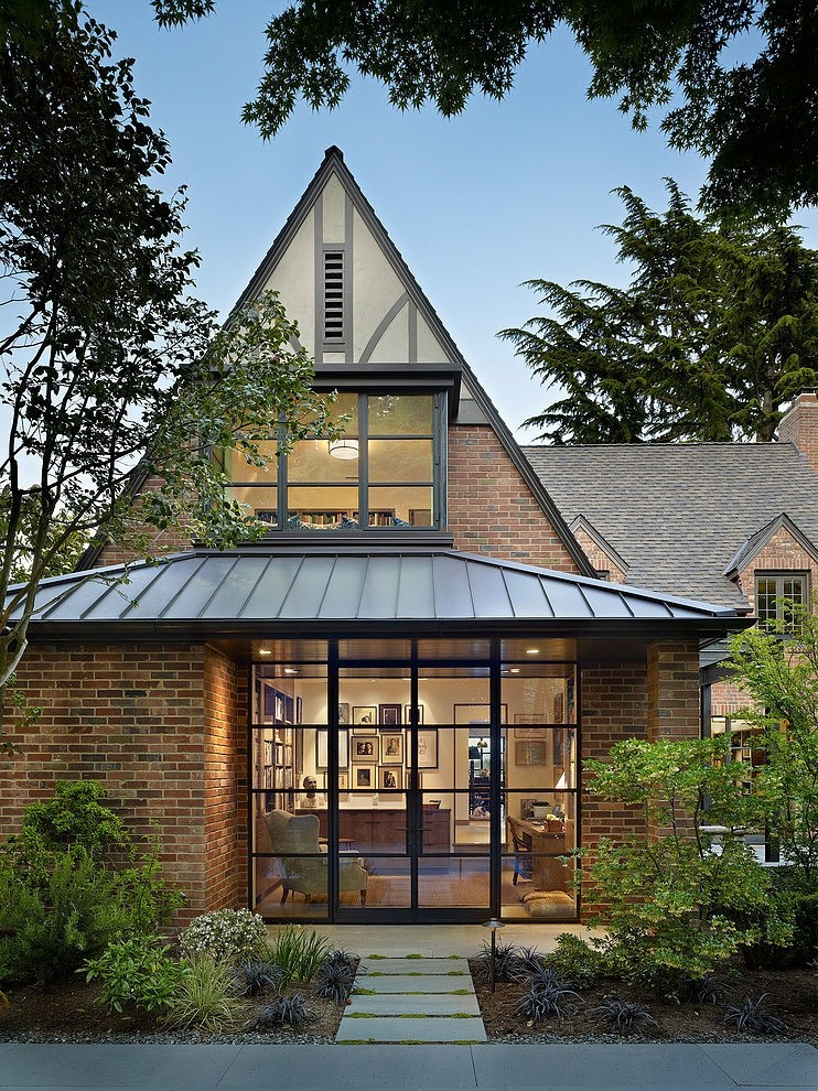 建筑师DeForest作品-一座满是书的房子_House-Front-.jpg