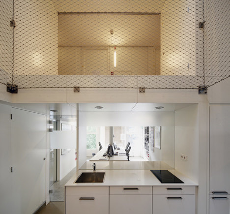 鹿特丹立方体公寓装修改造_dezeen_Renovation-of-Piet-Bloms-Supercube-by-Personal-Architecture_6.jpg