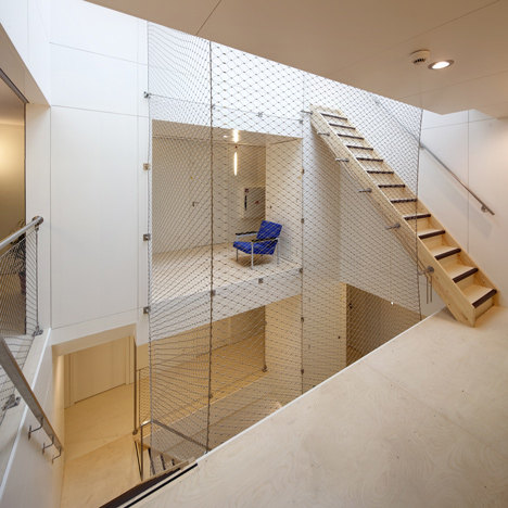 鹿特丹立方体公寓装修改造_dezeen_Renovation-of-Piet-Bloms-Supercube-by-Personal-Architecture_8.jpg